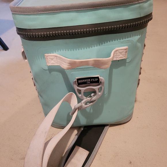 YETI Soft Cooler in Aquifer Blue 18 - Picture 5 of 6